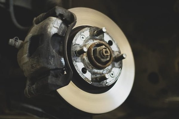Comment fonctionne le système de freinage d'une voiture ?