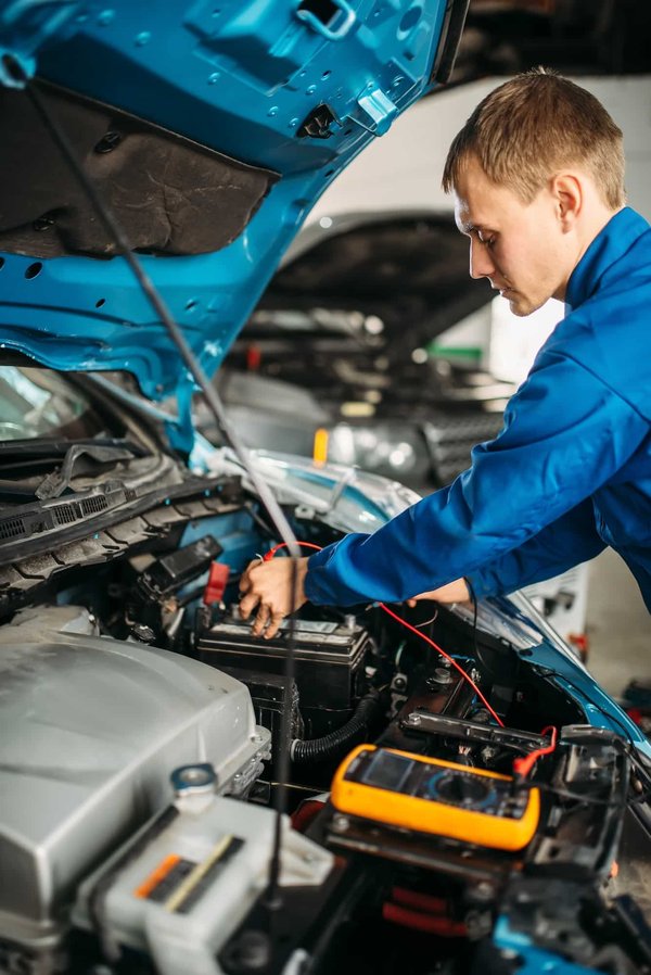 Comment entretenir efficacement la batterie d’une voiture ?