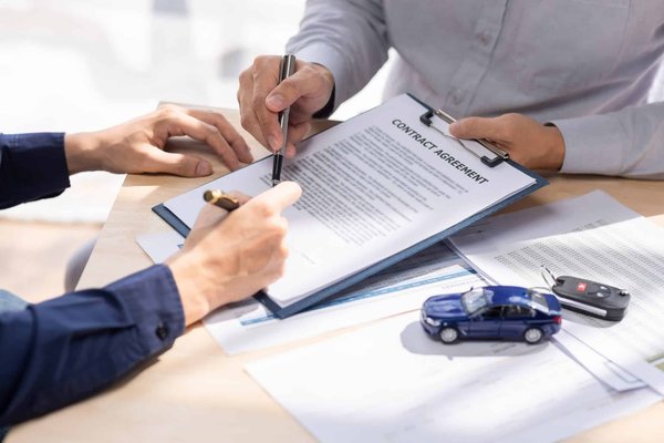 Quelles sont les obligations et les droits des assurés et des assureurs en matière d'assurance auto ?