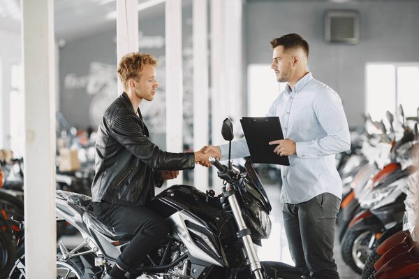 Comprendre l'assurance bris de glace moto : une couverture essentielle pour les motocyclistes