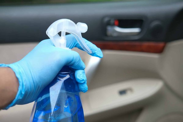 Comment désinfecter l'intérieur d'une voiture sans endommager les matériaux délicats?